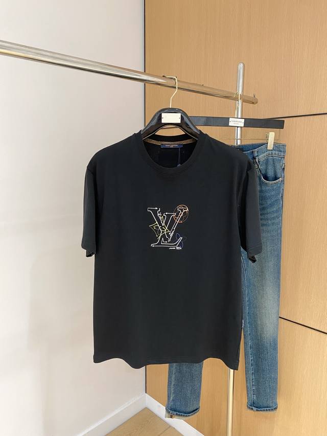 Lv2025夏季新款短袖T恤，个性艺术系列全网独家首发 百搭款细节处理完美纯棉面料十分精致 原版面料 网红明星同款高版本 高品质手感非常舒服 时尚又个性 超级百