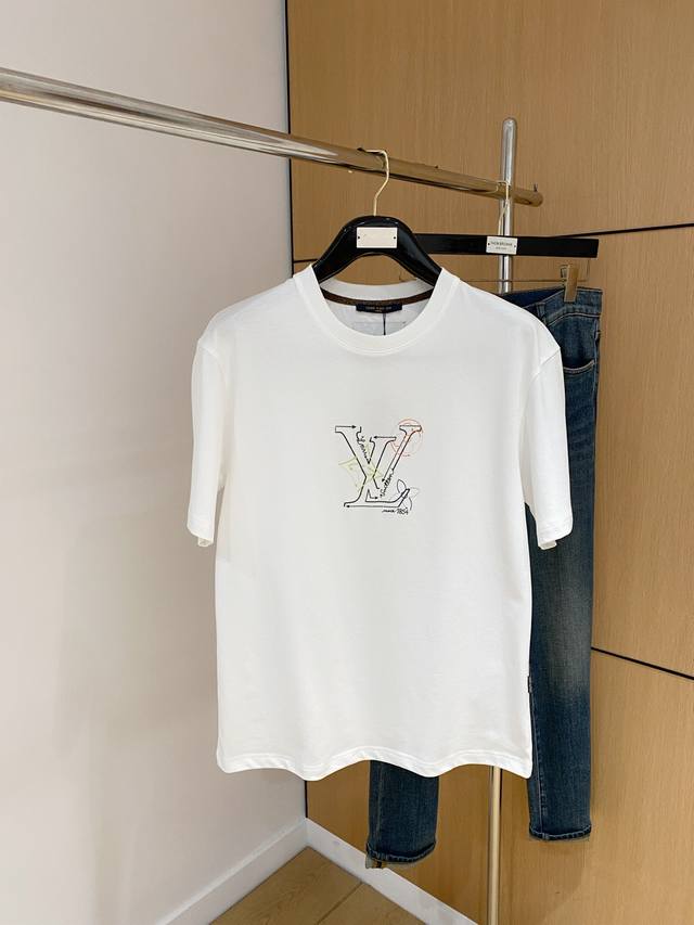 Lv2025夏季新款短袖T恤，个性艺术系列全网独家首发 百搭款细节处理完美纯棉面料十分精致 原版面料 网红明星同款高版本 高品质手感非常舒服 时尚又个性 超级百