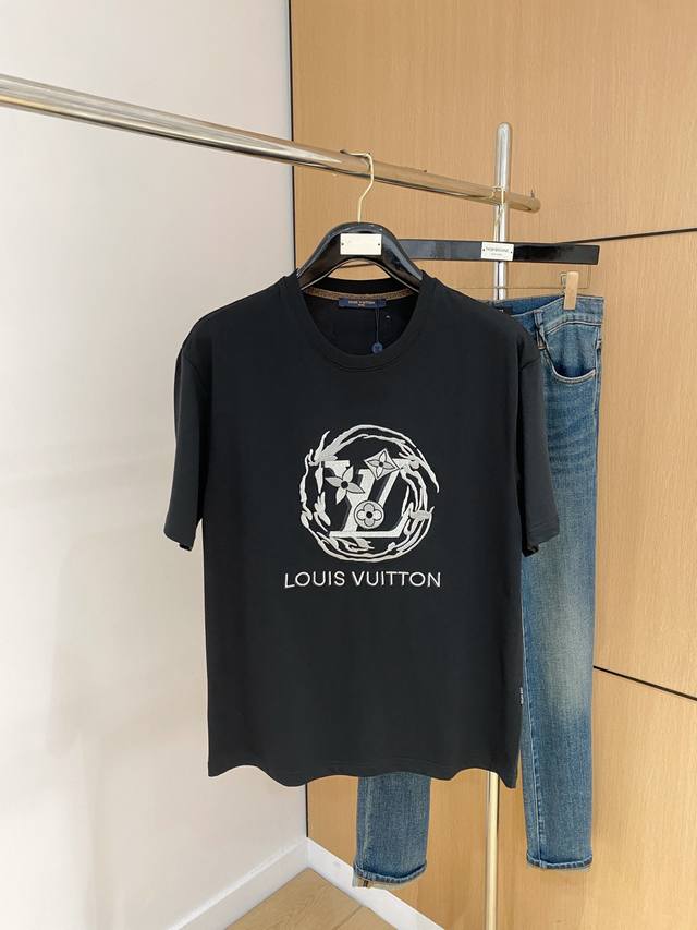 Lv2025夏季新款短袖T恤，个性艺术系列全网独家首发 百搭款细节处理完美纯棉面料十分精致 原版面料 网红明星同款高版本 高品质手感非常舒服 时尚又个性 超级百