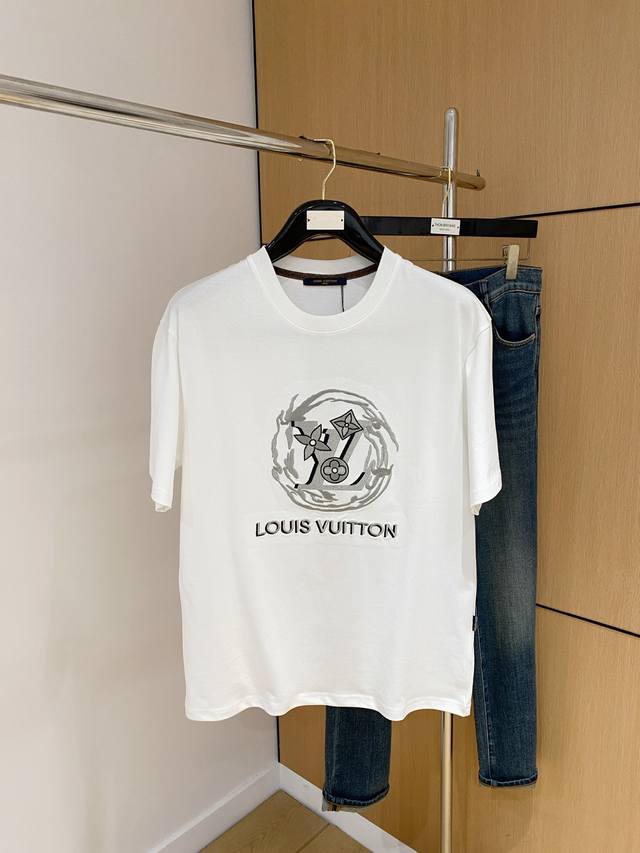 Lv2025夏季新款短袖T恤，个性艺术系列全网独家首发 百搭款细节处理完美纯棉面料十分精致 原版面料 网红明星同款高版本 高品质手感非常舒服 时尚又个性 超级百