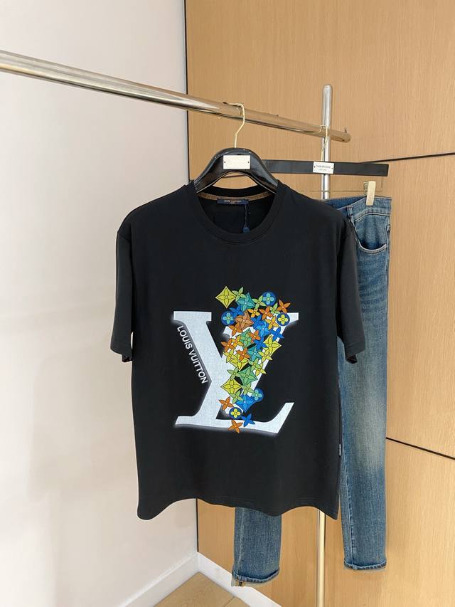 Lv2025夏季新款短袖T恤，个性艺术系列全网独家首发 百搭款细节处理完美纯棉面料十分精致 原版面料 网红明星同款高版本 高品质手感非常舒服 时尚又个性 超级百
