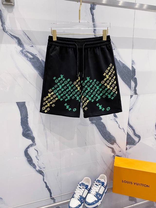 Lv 2025春夏新款男士休闲短裤 高端货简洁时尚大方 定制原版进口面料 简洁利落又清爽 品质做工细节经得起任何形式检验简约大方百搭款 上身优雅帅气，焕然一新的