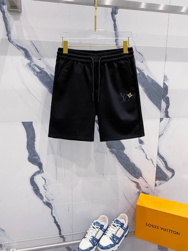 Lv 2025春夏新款男士休闲短裤 高端货简洁时尚大方 定制原版进口面料 简洁利落又清爽 品质做工细节经得起任何形式检验简约大方百搭款 上身优雅帅气，焕然一新的