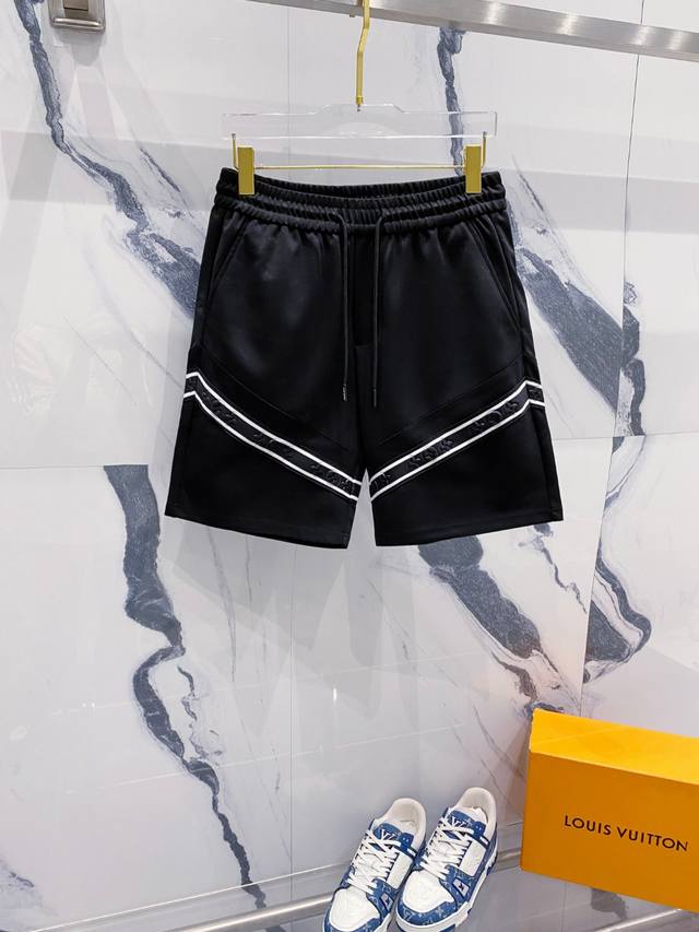 Lv 2025春夏新款男士休闲短裤 高端货简洁时尚大方 定制原版进口面料 简洁利落又清爽 品质做工细节经得起任何形式检验简约大方百搭款 上身优雅帅气，焕然一新的