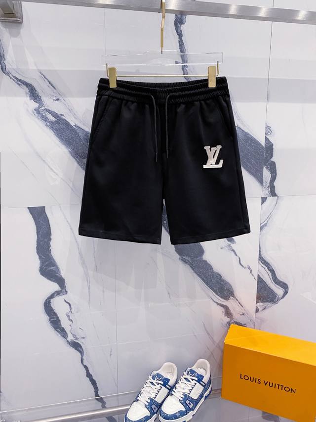 Lv 2025春夏新款男士休闲短裤 高端货简洁时尚大方 定制原版进口面料 简洁利落又清爽 品质做工细节经得起任何形式检验简约大方百搭款 上身优雅帅气，焕然一新的