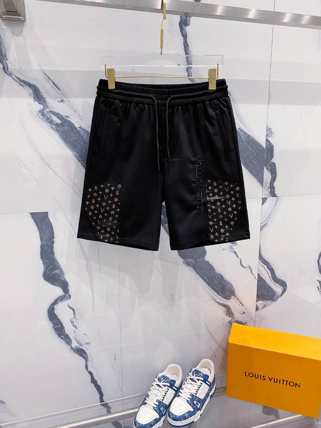 Lv 2025春夏新款男士休闲短裤 高端货简洁时尚大方 定制原版进口面料 简洁利落又清爽 品质做工细节经得起任何形式检验简约大方百搭款 上身优雅帅气，焕然一新的
