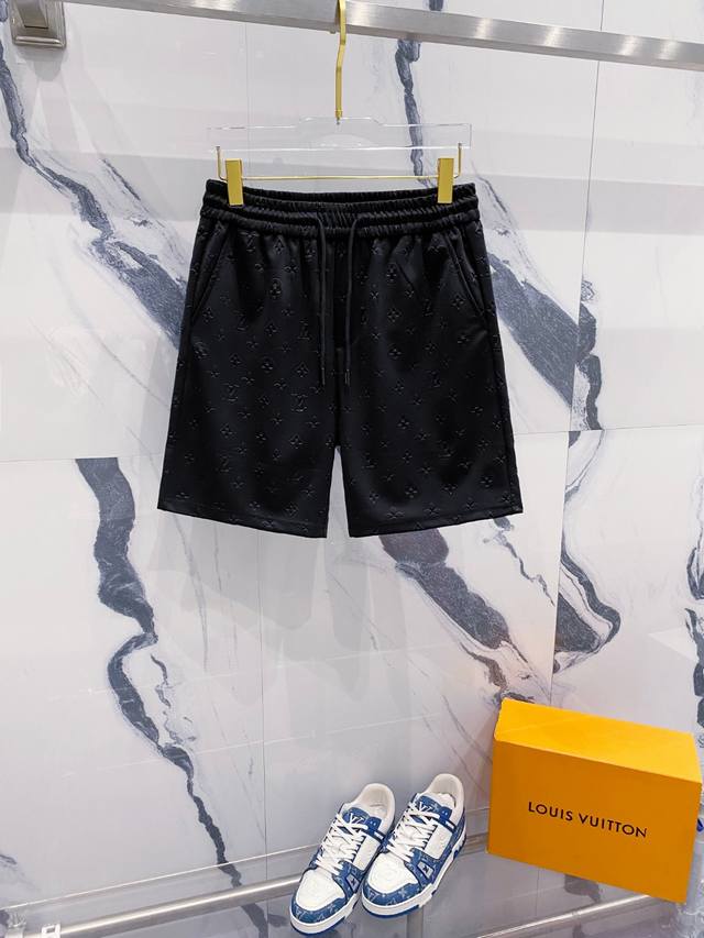 Lv 2025春夏新款男士休闲短裤 高端货简洁时尚大方 定制原版进口面料 简洁利落又清爽 品质做工细节经得起任何形式检验简约大方百搭款 上身优雅帅气，焕然一新的
