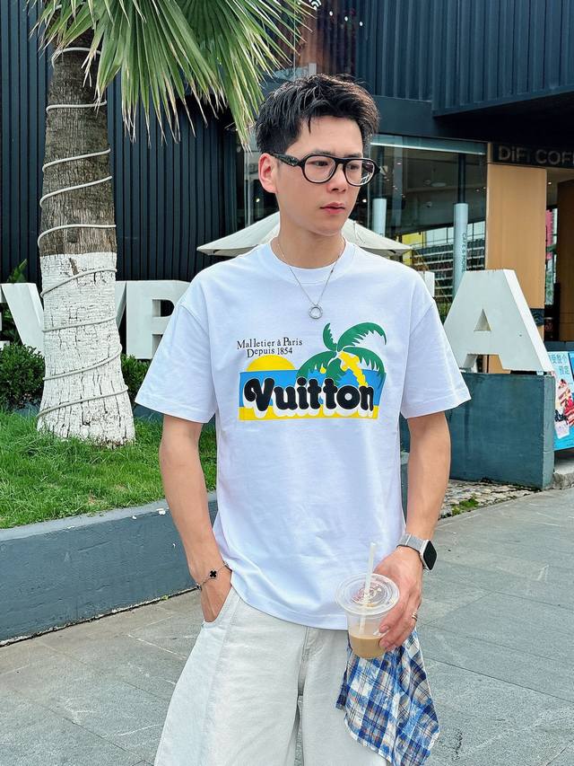 Lv。春夏新款首发专柜最新款短袖圆领T恤 高端订制 设计前卫时尚！品牌Logo重工艺设计 高端定制230克面料.手感柔软.穿着舒适.专柜级别精致车线.做工精细.