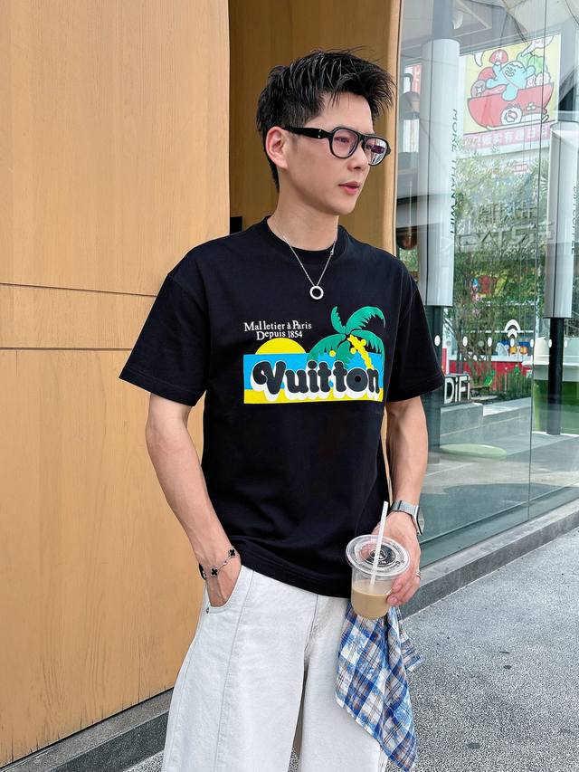 Lv。春夏新款首发专柜最新款短袖圆领T恤 高端订制 设计前卫时尚！品牌Logo重工艺设计 高端定制230克面料.手感柔软.穿着舒适.专柜级别精致车线.做工精细.