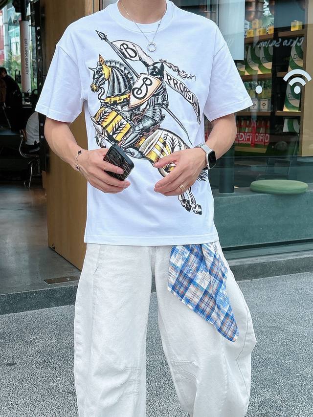 巴宝。春夏新款首发专柜最新款短袖圆领T恤 高端订制 设计前卫时尚！品牌Logo重工艺设计 高端定制230克面料.手感柔软.穿着舒适.专柜级别精致车线.做工精细.