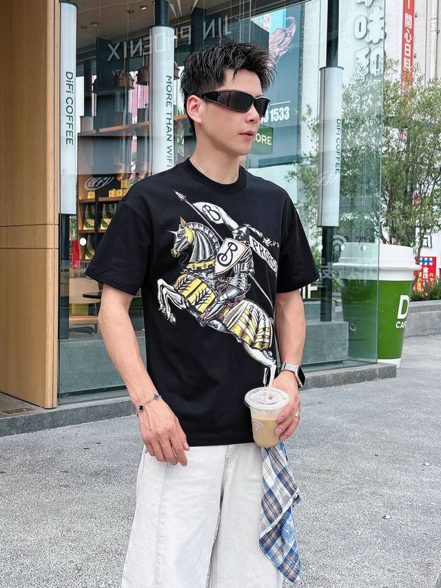 巴宝。春夏新款首发专柜最新款短袖圆领T恤 高端订制 设计前卫时尚！品牌Logo重工艺设计 高端定制230克面料.手感柔软.穿着舒适.专柜级别精致车线.做工精细.
