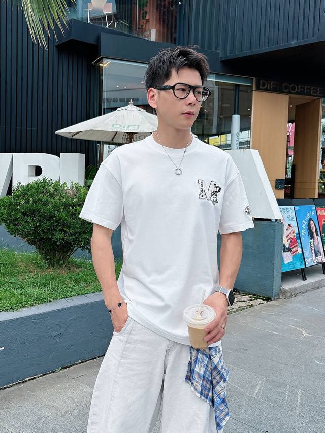 蒙口 春夏新款首发专柜最新款短袖圆领T恤 高端订制 设计前卫时尚！品牌Logo重工艺设计 高端定制230克面料.手感柔软.穿着舒适.专柜级别精致车线.做工精细.