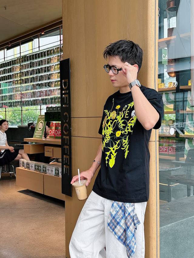 罗意威春夏新款首发专柜最新款短袖圆领T恤 高端订制 设计前卫时尚！品牌Logo重工艺设计 高端定制230克面料.手感柔软.穿着舒适.专柜级别精致车线.做工精细.