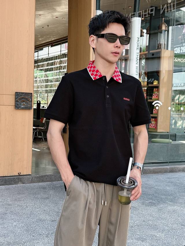 Gucci 25S新款Polo短袖.原单推荐！这款Polo衫采用高端丝光棉质珠地面料制成，经典衣领，点缀条纹饰边，胸前饰有蒙家标识刺绣.领口Moncler字母双