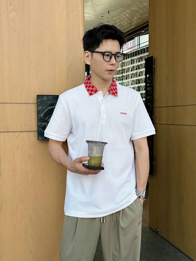 Gucci 25S新款Polo短袖.原单推荐！这款Polo衫采用高端丝光棉质珠地面料制成，经典衣领，点缀条纹饰边，胸前饰有蒙家标识刺绣.领口Moncler字母双