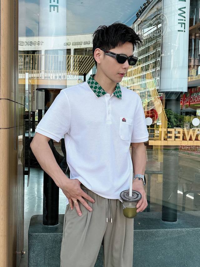 Gucci 25S新款Polo短袖.原单推荐！这款Polo衫采用高端丝光棉质珠地面料制成，经典衣领，点缀条纹饰边，胸前饰有蒙家标识刺绣.领口Moncler字母双