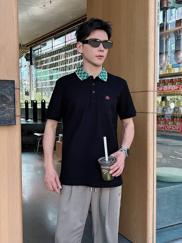 Gucci 25S新款Polo短袖.原单推荐！这款Polo衫采用高端丝光棉质珠地面料制成，经典衣领，点缀条纹饰边，胸前饰有蒙家标识刺绣.领口Moncler字母双