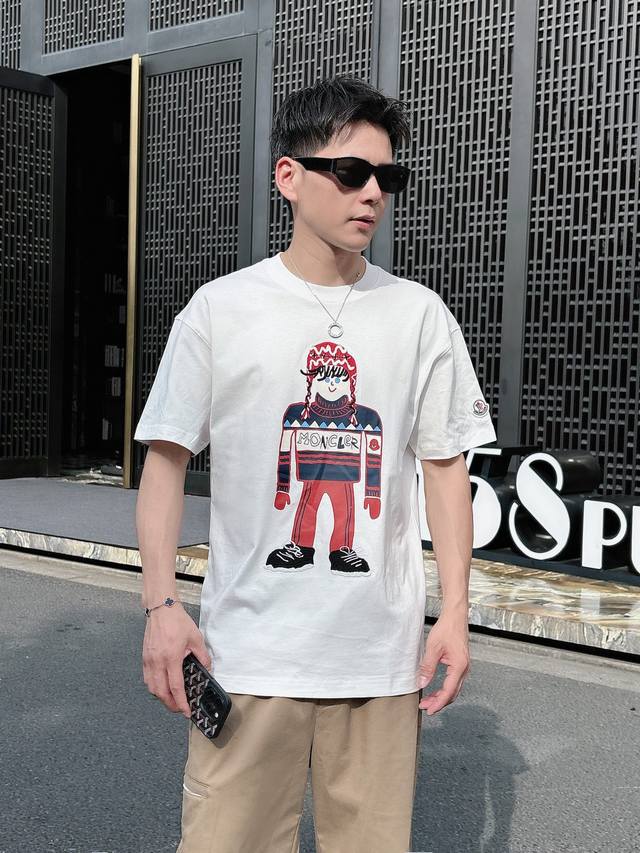蒙口 25Ss春夏新款首发专柜最新款短袖圆领T恤 高端订制 设计前卫时尚！品牌Logo重工艺设计 高端定制230克面料.手感柔软.穿着舒适.专柜级别精致车线.做