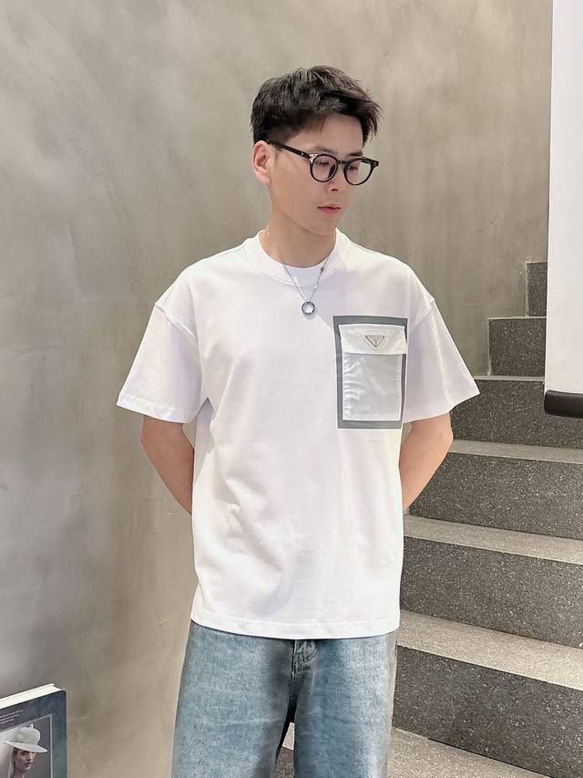 Prada 25Ss春夏新款首发专柜最新款短袖圆领T恤 高端订制 设计前卫时尚！品牌Logo重工艺设计 高端定制230克面料.手感柔软.穿着舒适.专柜级别精致车