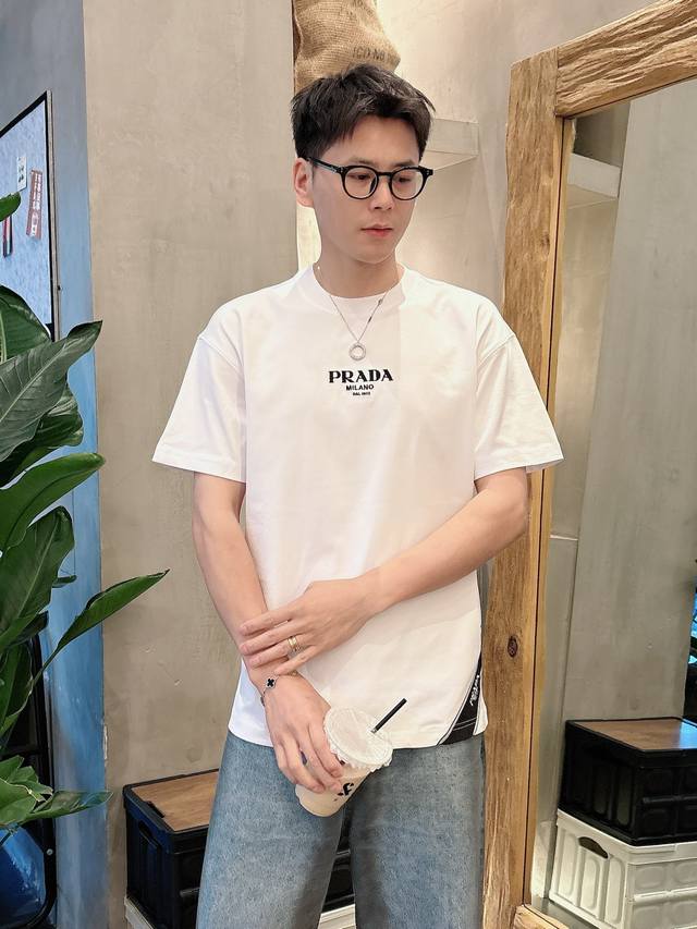 Prada 25Ss春夏新款首发专柜最新款短袖圆领T恤 高端订制 设计前卫时尚！品牌Logo重工艺设计 高端定制230克面料.手感柔软.穿着舒适.专柜级别精致车