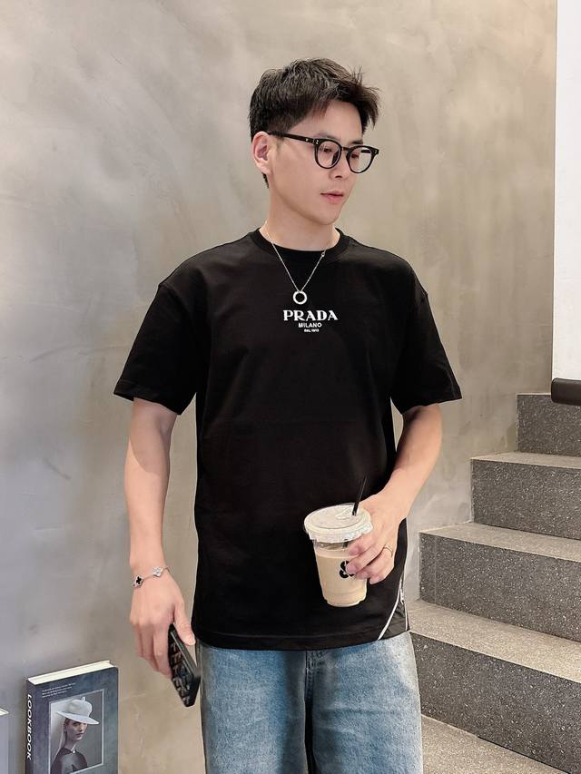 Prada 25Ss春夏新款首发专柜最新款短袖圆领T恤 高端订制 设计前卫时尚！品牌Logo重工艺设计 高端定制230克面料.手感柔软.穿着舒适.专柜级别精致车
