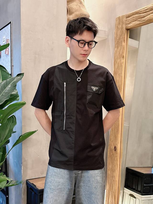 Prada 25Ss春夏新款首发专柜最新款短袖圆领T恤 高端订制 设计前卫时尚！品牌Logo重工艺设计 高端定制230克面料.手感柔软.穿着舒适.专柜级别精致车