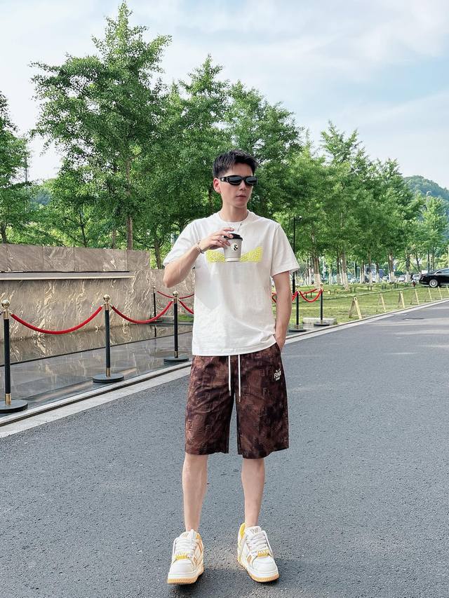 Fendi 25Ss春夏新款首发专柜最新款短袖圆领T恤 高端订制 设计前卫时尚！品牌Logo重工艺设计 高端定制230克面料.手感柔软.穿着舒适.专柜级别精致车