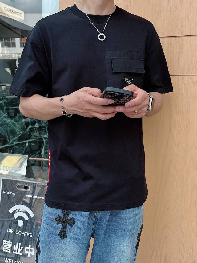 普拉达 25Ss春夏新款首发专柜最新款短袖圆领T恤 高端订制 设计前卫时尚！品牌Logo重工艺设计 高端定制230克面料.手感柔软.穿着舒适.专柜级别精致车线.