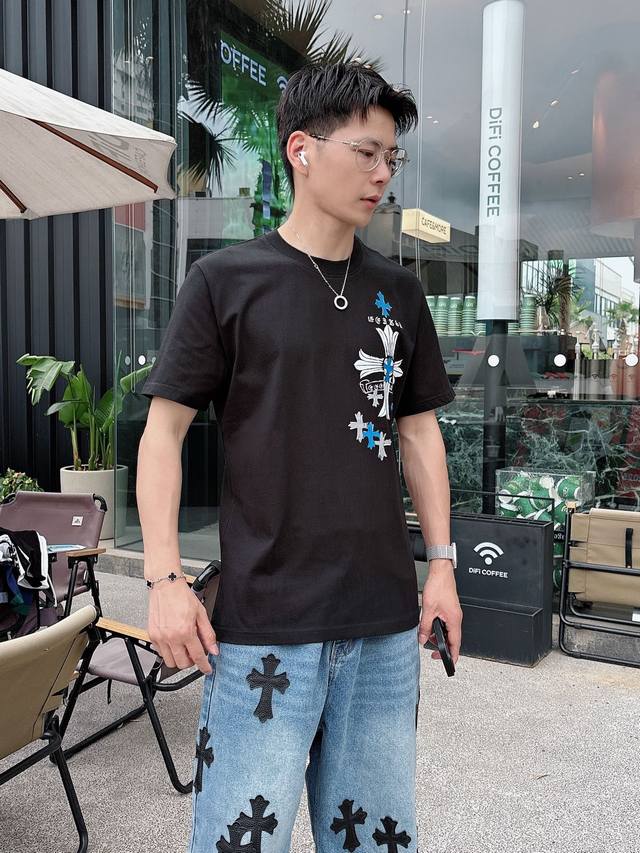 手绘工艺 克罗心 25Ss春夏新款首发专柜最新款短袖圆领T恤 高端订制 设计前卫时尚！品牌Logo重工艺设计 高端定制230克面料.手感柔软.穿着舒适.专柜级别