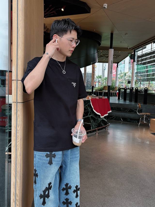普拉达 25Ss春夏新款首发专柜最新款短袖圆领T恤 高端订制 设计前卫时尚！品牌Logo重工艺设计 高端定制230克面料.手感柔软.穿着舒适.专柜级别精致车线.