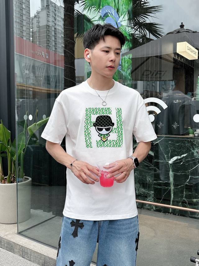 Fd 25Ss春夏新款首发专柜最新款短袖圆领T恤 高端订制 设计前卫时尚！品牌Logo重工艺设计 高端定制230克面料.手感柔软.穿着舒适.专柜级别精致车线.做