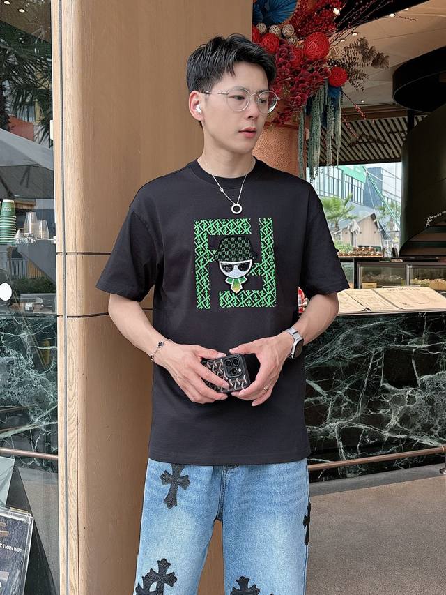 Fd 25Ss春夏新款首发专柜最新款短袖圆领T恤 高端订制 设计前卫时尚！品牌Logo重工艺设计 高端定制230克面料.手感柔软.穿着舒适.专柜级别精致车线.做