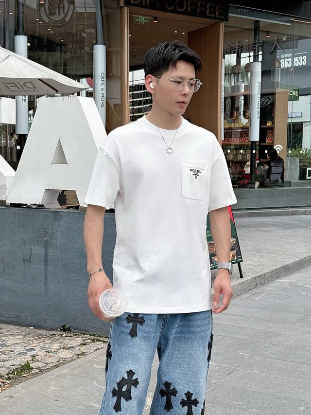 普拉达 25Ss春夏新款首发专柜最新款短袖圆领T恤 高端订制 设计前卫时尚！品牌Logo重工艺设计 高端定制230克面料.手感柔软.穿着舒适.专柜级别精致车线.