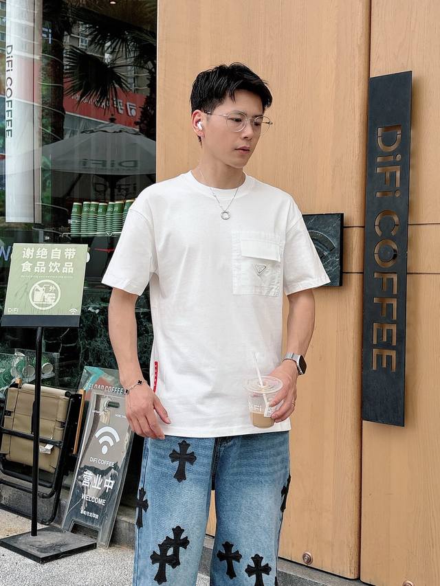 普拉达 25Ss春夏新款首发专柜最新款短袖圆领T恤 高端订制 设计前卫时尚！品牌Logo重工艺设计 高端定制230克面料.手感柔软.穿着舒适.专柜级别精致车线.