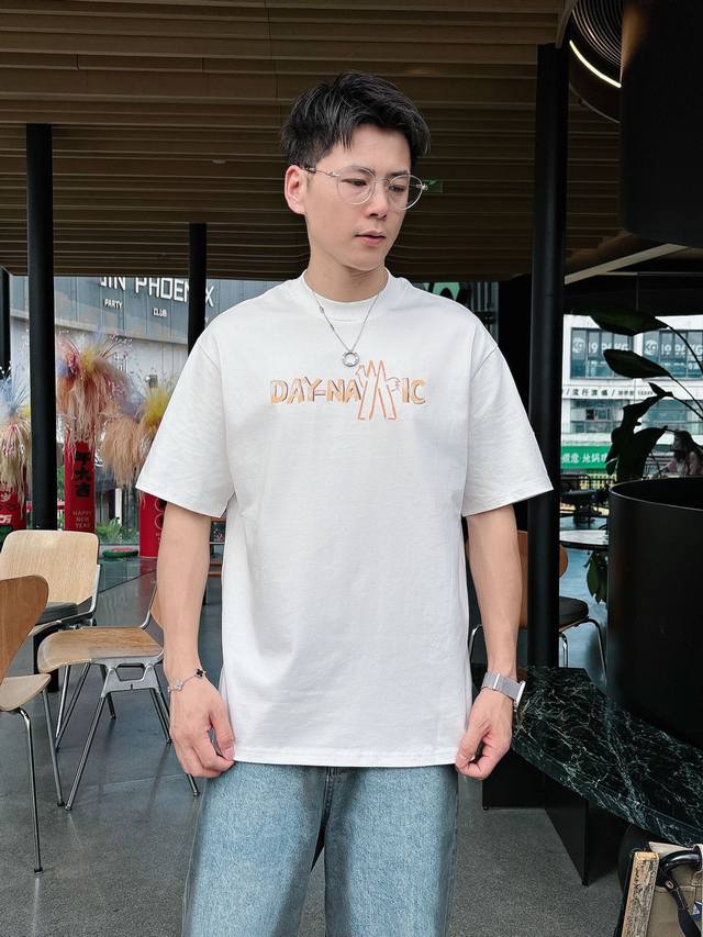 蒙口* 25Ss春夏新款首发专柜最新款短袖圆领T恤 高端订制 设计前卫时尚！品牌Logo重工艺设计 高端定制230克面料.手感柔软.穿着舒适.专柜级别精致车线.