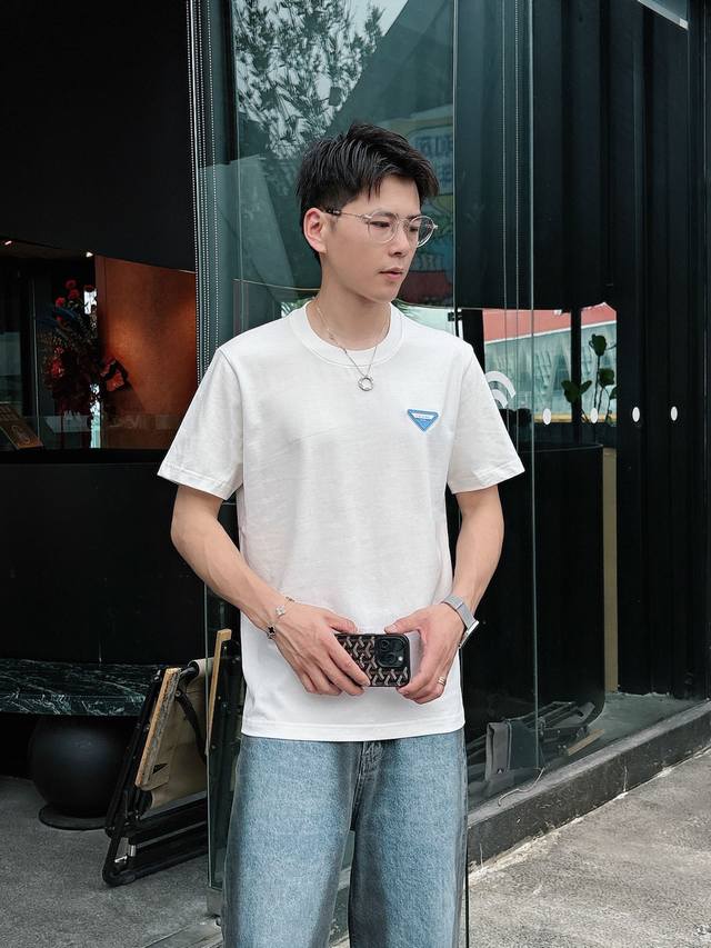 普拉达 25Ss春夏新款首发专柜最新款短袖圆领T恤 高端订制 设计前卫时尚！品牌Logo重工艺设计 高端定制230克面料.手感柔软.穿着舒适.专柜级别精致车线.