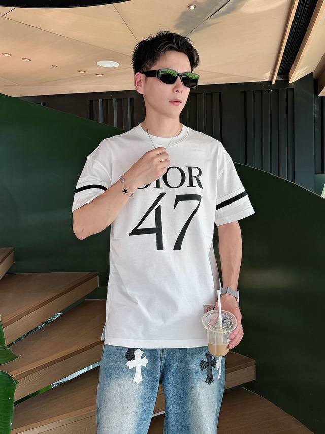 Dior。25Ss春夏新款首发专柜最新款短袖圆领T恤 高端订制 设计前卫时尚！品牌Logo重工艺设计 高端定制230克面料.手感柔软.穿着舒适.专柜级别精致车线