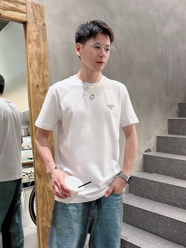 普拉达 25Ss春夏新款首发专柜最新款短袖圆领T恤 高端订制 设计前卫时尚！品牌Logo重工艺设计 高端定制230克面料.手感柔软.穿着舒适.专柜级别精致车线.