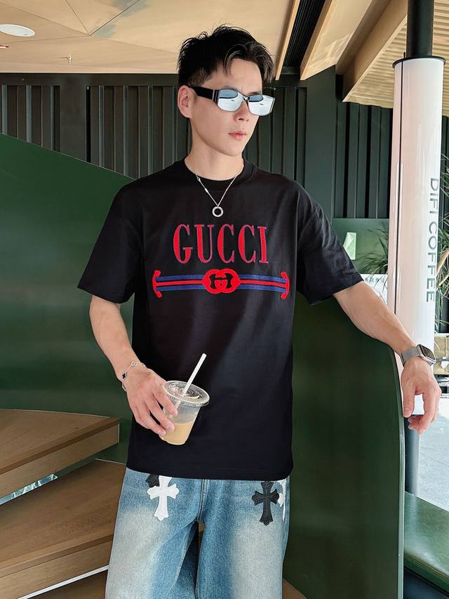 M-3Xl 阔版 Gucc 25Ss春夏新款首发专柜最新款短袖圆领T恤 高端订制 设计前卫时尚！品牌Logo重工艺设计 高端定制面料.手感柔软.穿着舒适.专柜级