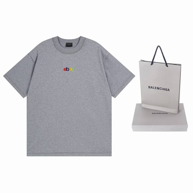 细节图 顶级版本.官网品质 Balenci*Ga 巴黎# 新款Ebay联名字母刺绣短袖T恤， 成衣釆用反面缝合.设计感十足，注意胸前字母刺绣做旧磨烂，后领车标细