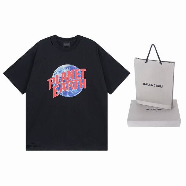 细节图 顶级版本.官网品质 Balenci*Ga 巴黎. 走秀款地球图案直喷印花水洗做旧短袖T恤 新款.注意灰色图案下面有加字母Logo.所有图案细节颜色Y板定