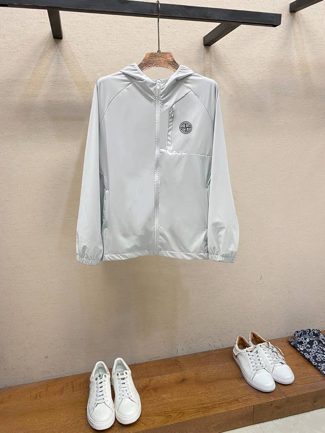 Stone Island 石头岛 防晒外套，面料超软面料帅酷爆款薄夹克外套。时尚都市百搭款款，夏季必备神器，速干衣，水洗后快速脱水干爽，上身透气而且时尚靓丽，特