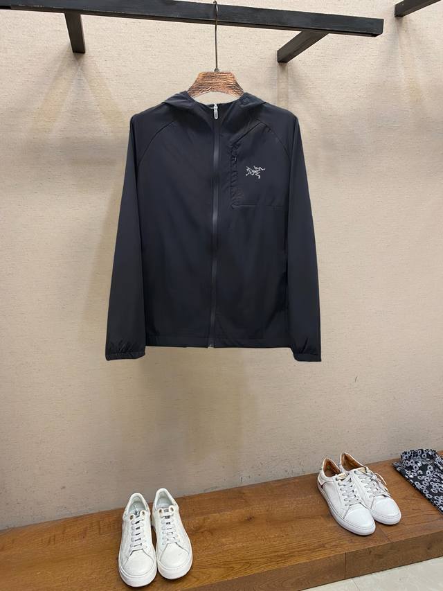 Arc‘Teryx 始祖鸟 防晒外套，面料超软面料帅酷爆款薄夹克外套。时尚都市百搭款款，夏季必备神器，速干衣，水洗后快速脱水干爽，上身透气而且时尚靓丽，特供面料