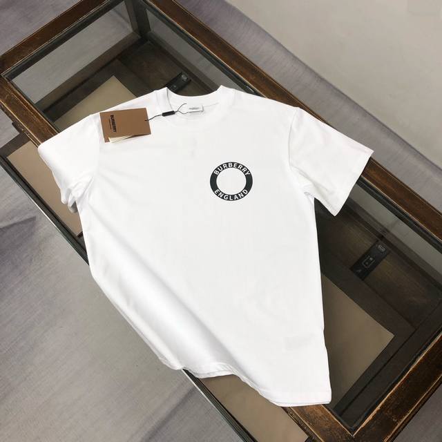 顶级版本 区别通货 25Ss 巴宝莉 夏季新款 重磅推出双纱纯棉面料短袖 春夏走秀款 个性独家款式 男女同款 采用进口定制定染面料 后领锁链底全包肩 过水不变形