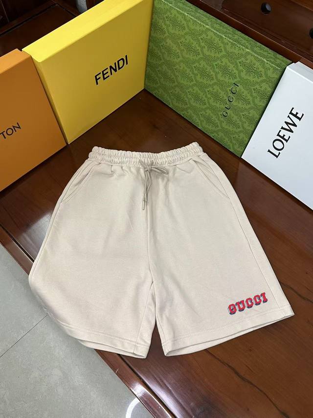 Gucci古驰 Ss秀款 修身线条简约印花字母Logo潮流男女同款短裤 兼容所有身材腰部松紧带黑白抽绳设计 定制抽绳口袋两侧都带有斜插口袋设计 后部还带有一个小