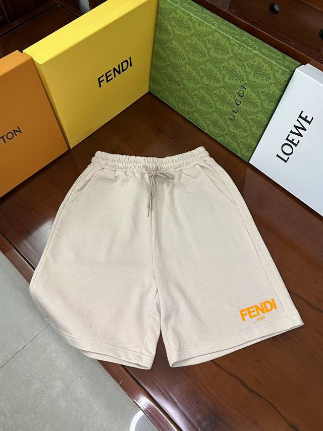 芬迪 Ss秀款 修身线条简约印花字母Logo潮流男女同款短裤 兼容所有身材腰部松紧带黑白抽绳设计 定制抽绳口袋两侧都带有斜插口袋设计 后部还带有一个小口袋 颜色