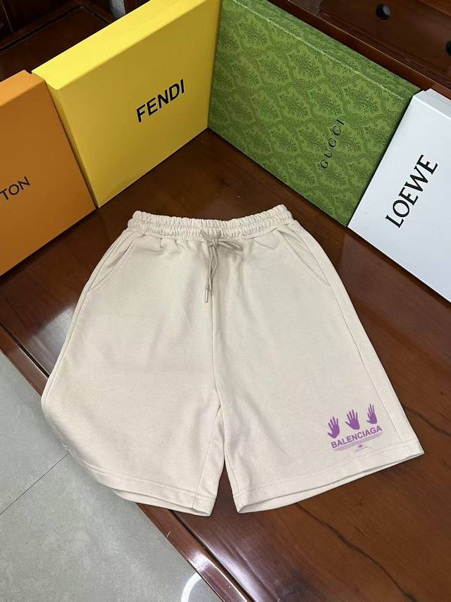 巴黎世家 Ss秀款 修身线条简约印花字母Logo潮流男女同款短裤 兼容所有身材腰部松紧带黑白抽绳设计 定制抽绳口袋两侧都带有斜插口袋设计 后部还带有一个小口袋