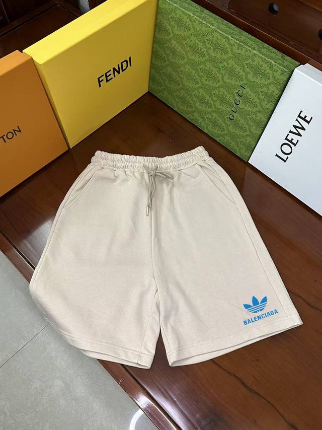 巴黎世家 Ss秀款 修身线条简约印花字母Logo潮流男女同款短裤 兼容所有身材腰部松紧带黑白抽绳设计 定制抽绳口袋两侧都带有斜插口袋设计 后部还带有一个小口袋