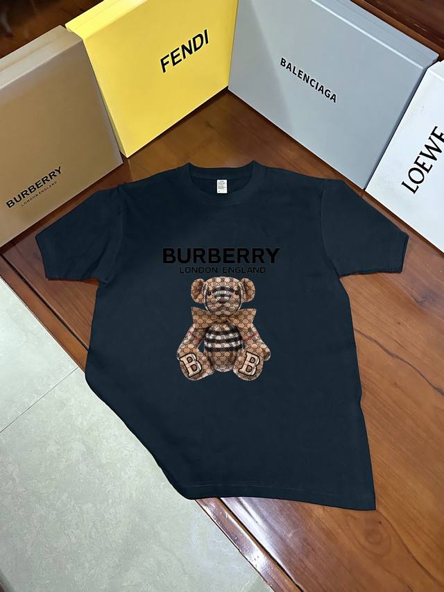 巴宝莉 25Ss新款短袖T恤 面料采用高克重布料 不缩水 不变形 手感柔软 上身阔挺效果极佳 且舒适柔软质感十足 不挑人百搭款力推款哦男女同款 尺码S-Xl
