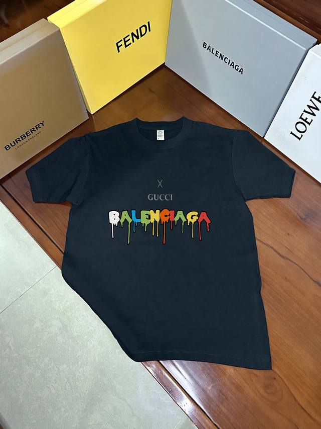 Balenciag*巴黎25Ss新款短袖T恤 面料采用高克重布料 不缩水 不变形 手感柔软 上身阔挺效果极佳 且舒适柔软质感十足 不挑人百搭款力推款哦男女同款